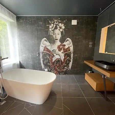 The Lion's Den 3* ترييستي